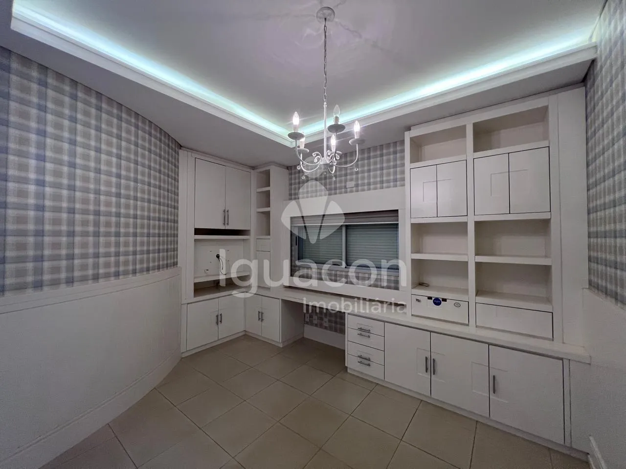 Sobrado com 05 Dormitórios sendo 03 Suites com Closet Semi-mobiliado no Condominio Izadora