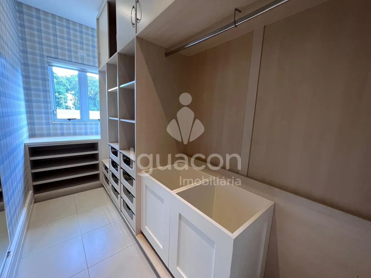 Sobrado com 05 Dormitórios sendo 03 Suites com Closet Semi-mobiliado no Condominio Izadora