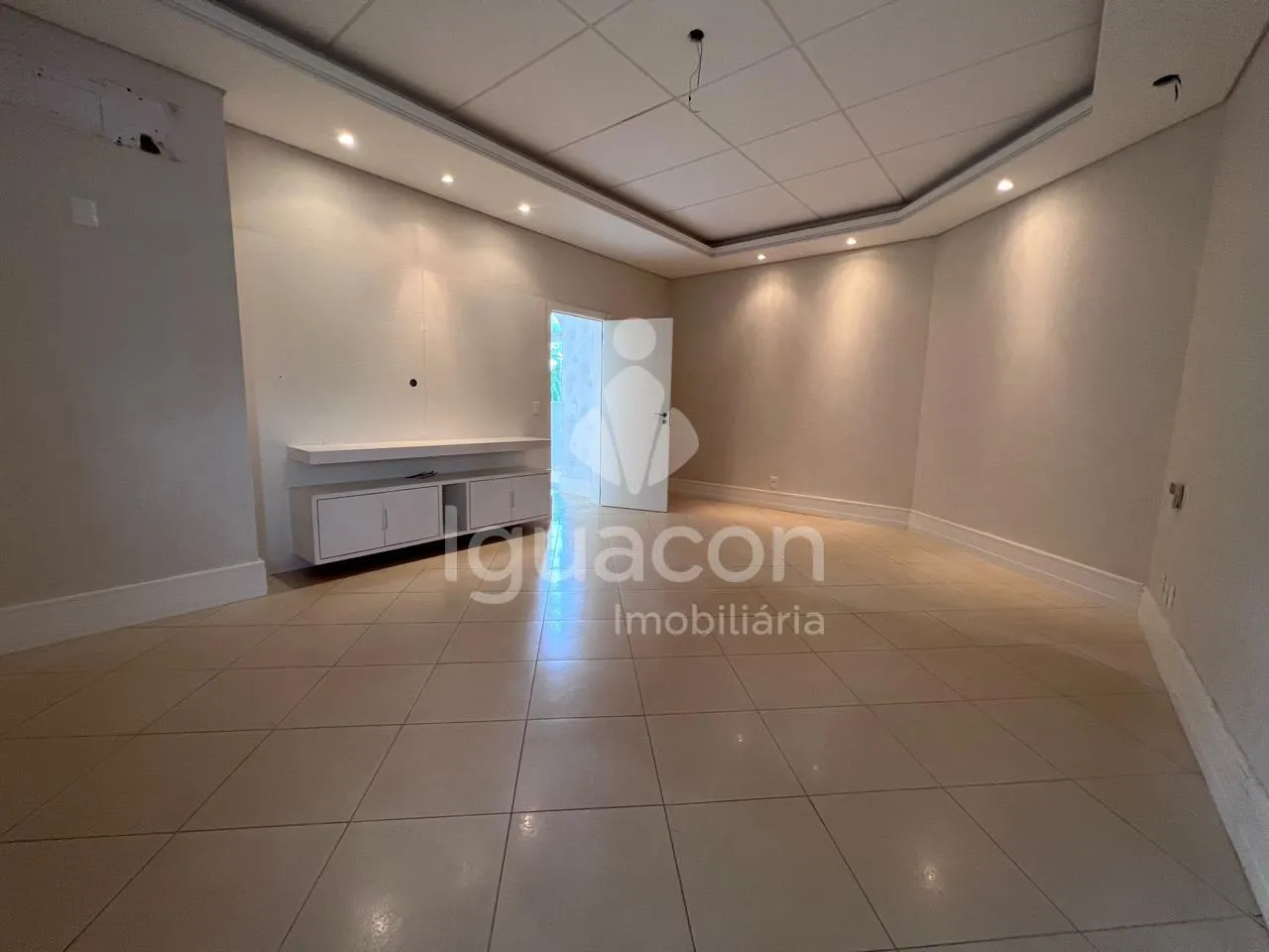 Sobrado com 05 Dormitórios sendo 03 Suites com Closet Semi-mobiliado no Condominio Izadora