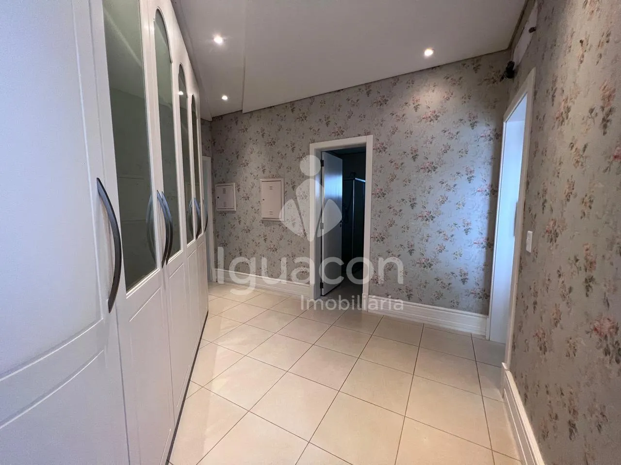Sobrado com 05 Dormitórios sendo 03 Suites com Closet Semi-mobiliado no Condominio Izadora