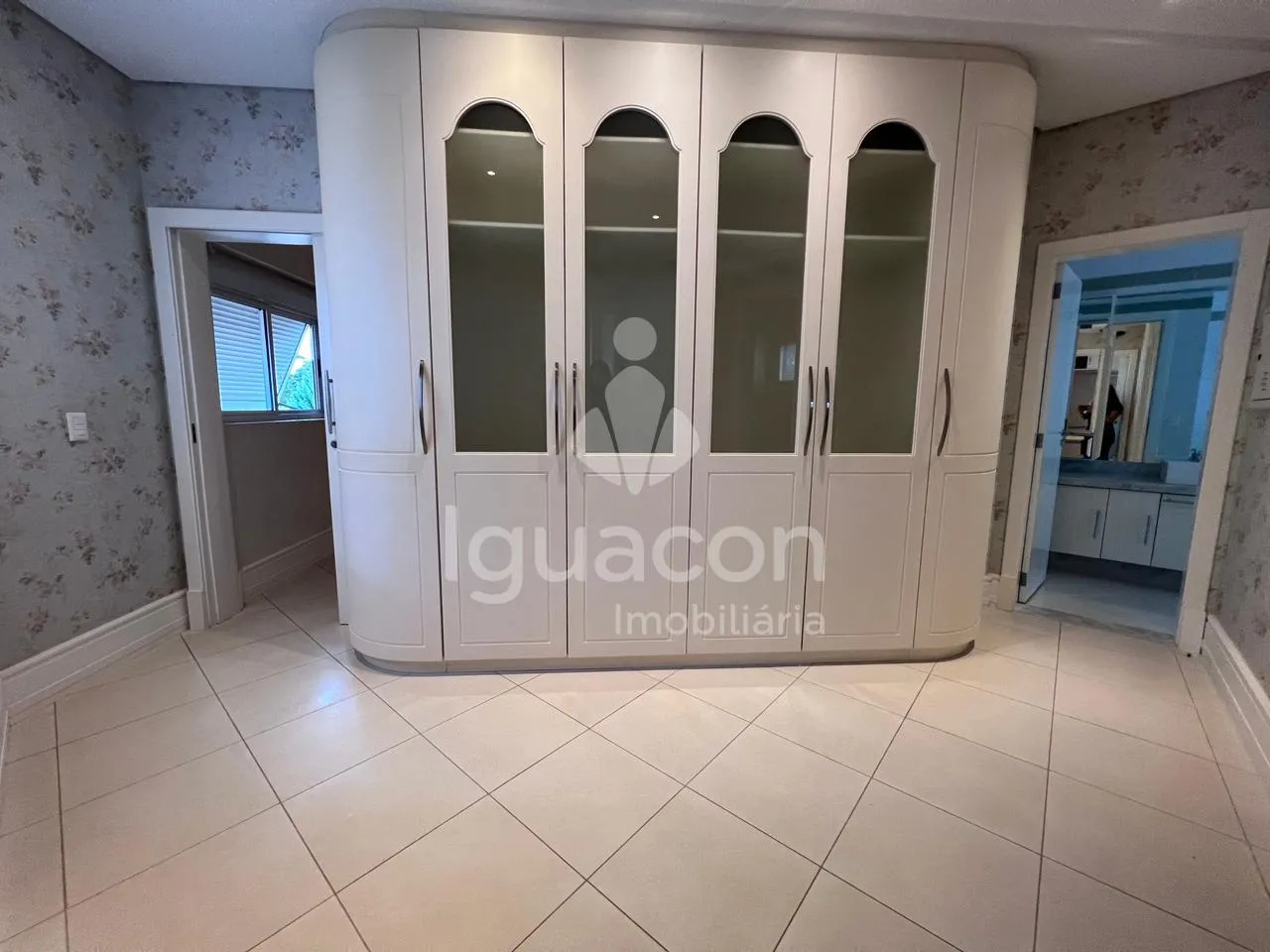 Sobrado com 05 Dormitórios sendo 03 Suites com Closet Semi-mobiliado no Condominio Izadora