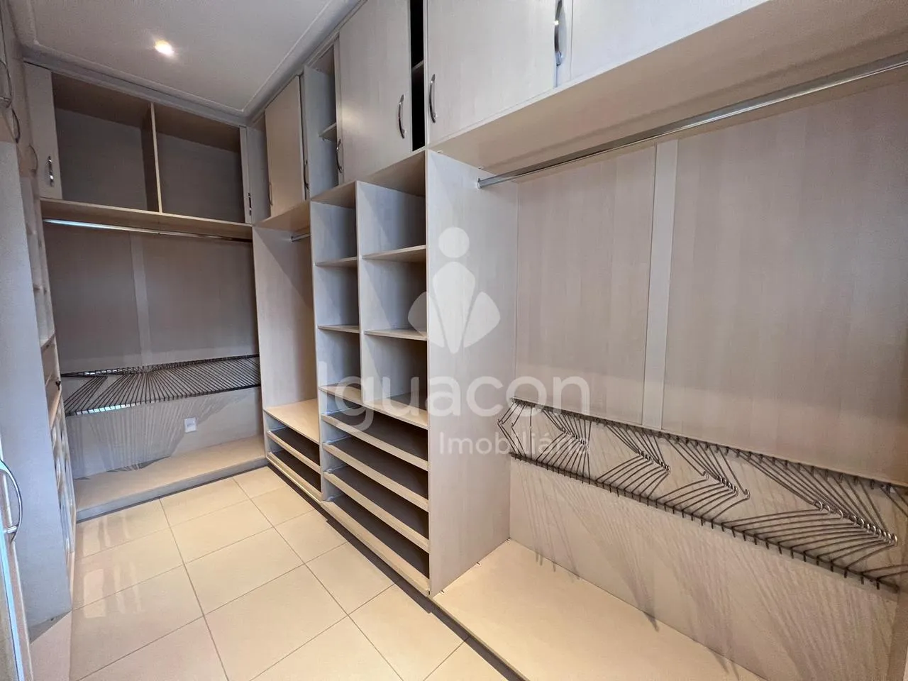 Sobrado com 05 Dormitórios sendo 03 Suites com Closet Semi-mobiliado no Condominio Izadora