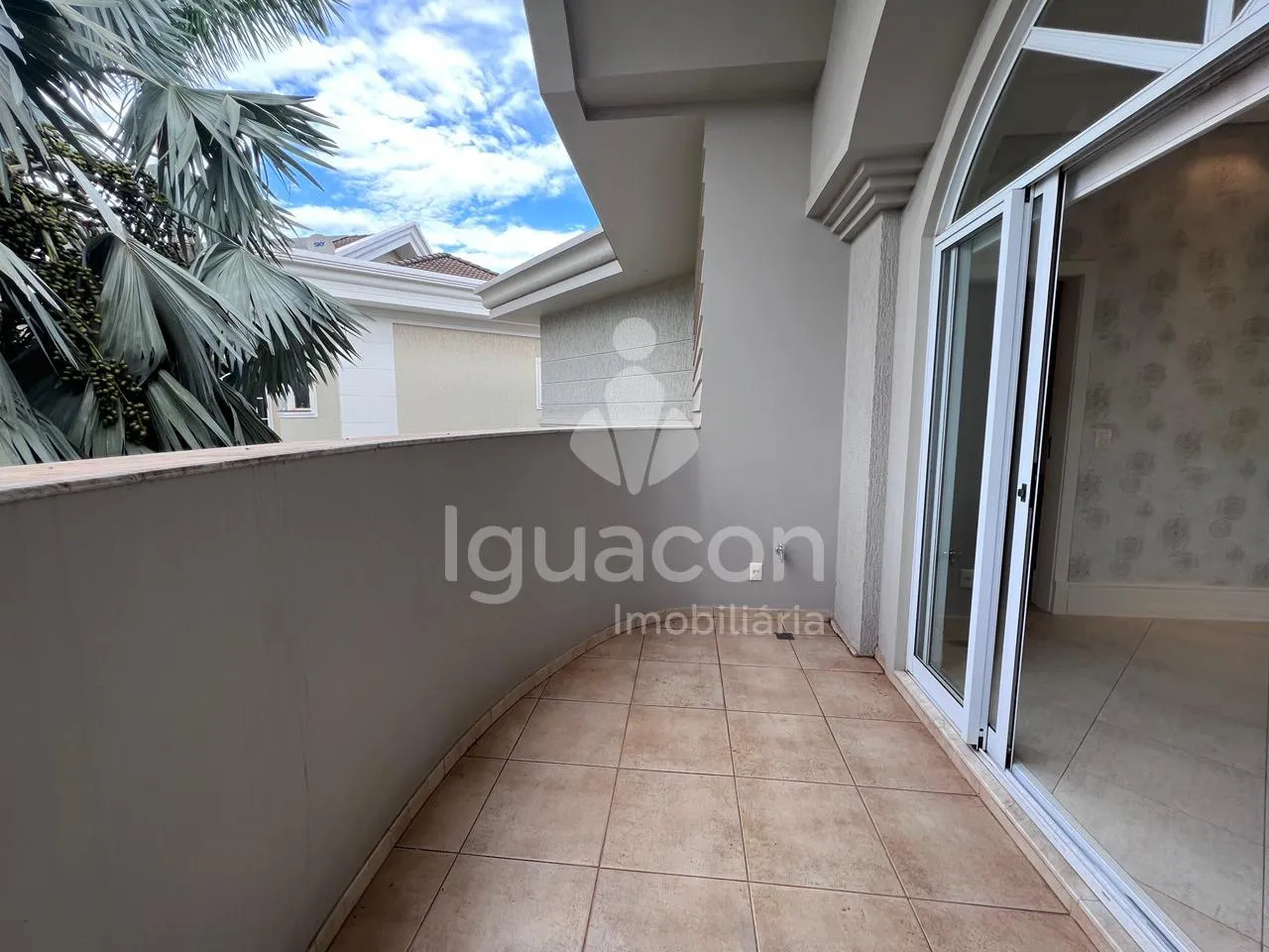 Sobrado com 05 Dormitórios sendo 03 Suites com Closet Semi-mobiliado no Condominio Izadora