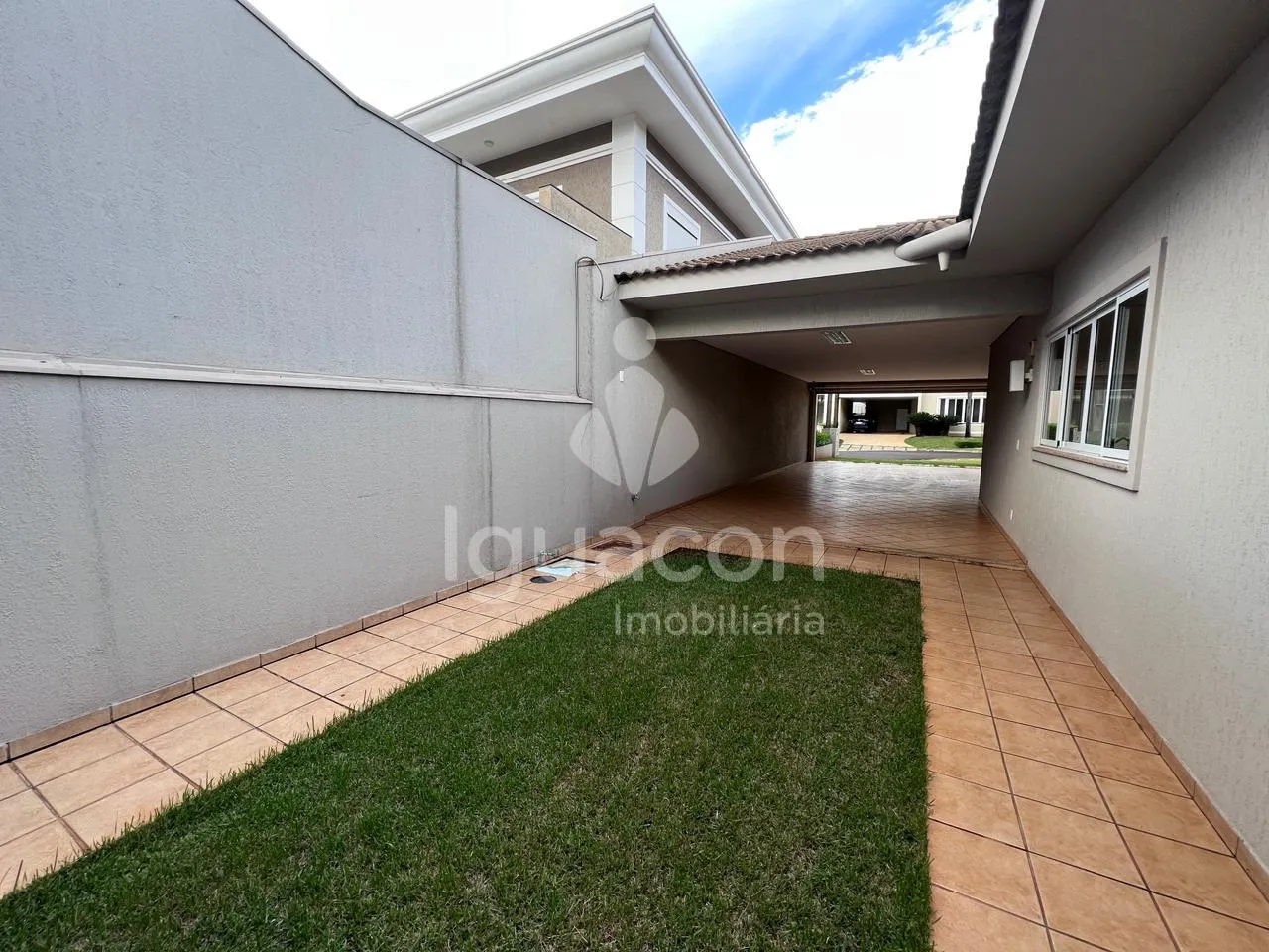 Sobrado com 05 Dormitórios sendo 03 Suites com Closet Semi-mobiliado no Condominio Izadora