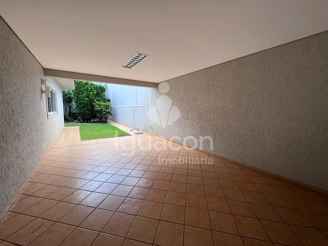 Sobrado com 05 Dormitórios sendo 03 Suites com Closet Semi-mobiliado no Condominio Izadora