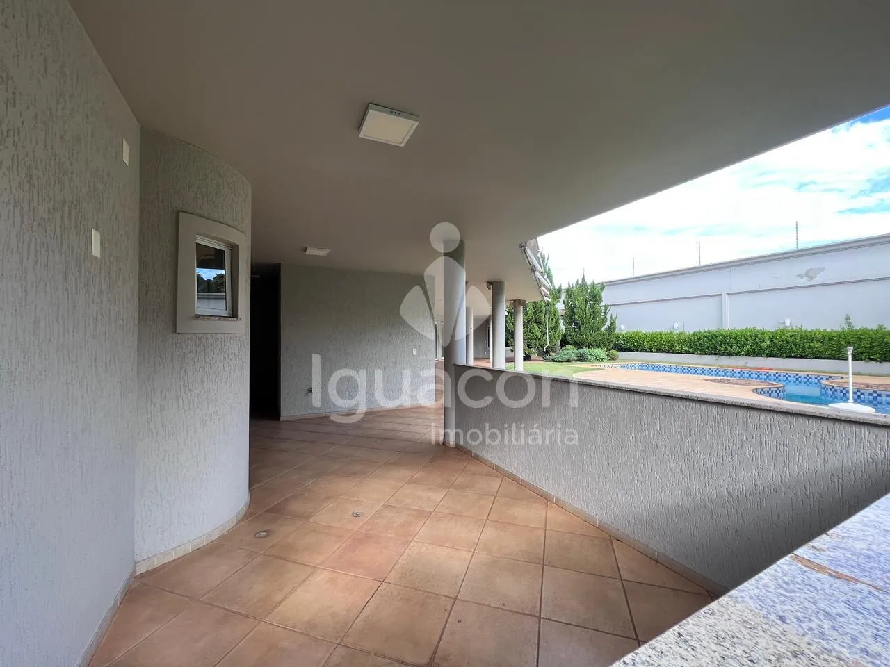Sobrado com 05 Dormitórios sendo 03 Suites com Closet Semi-mobiliado no Condominio Izadora