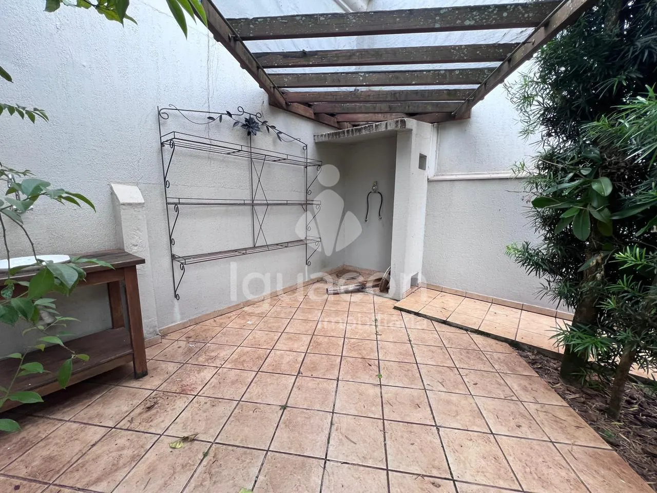 Sobrado com 05 Dormitórios sendo 03 Suites com Closet Semi-mobiliado no Condominio Izadora