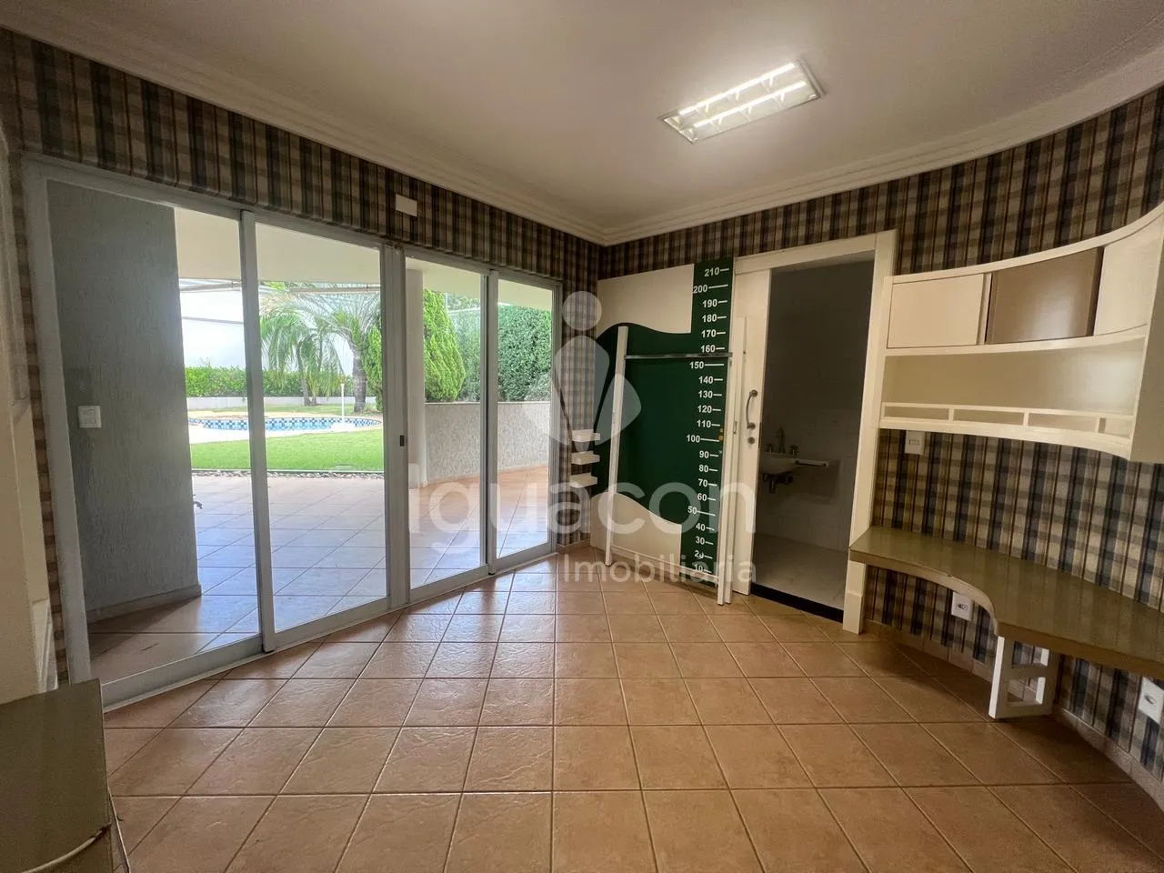 Sobrado com 05 Dormitórios sendo 03 Suites com Closet Semi-mobiliado no Condominio Izadora