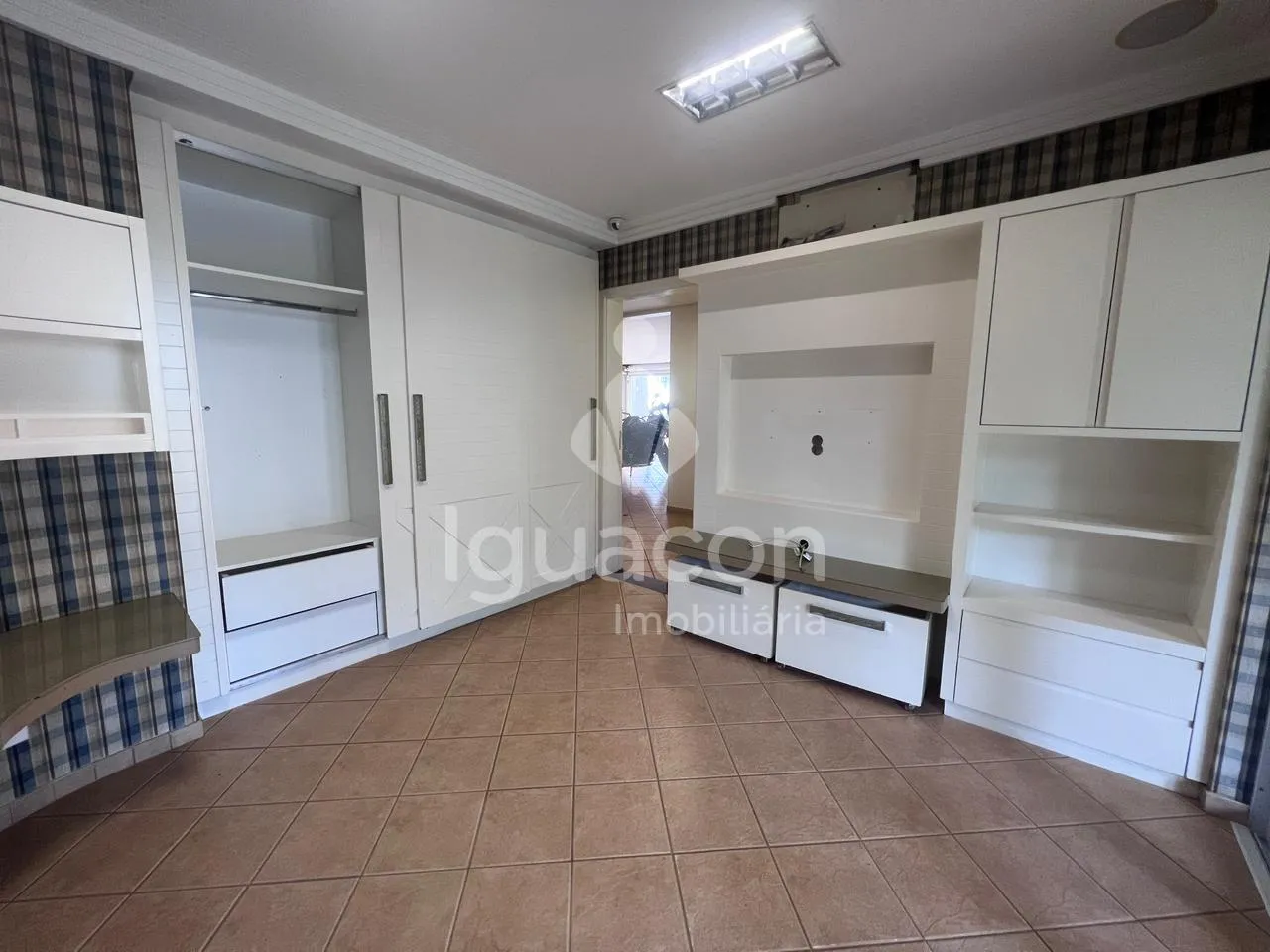 Sobrado com 05 Dormitórios sendo 03 Suites com Closet Semi-mobiliado no Condominio Izadora