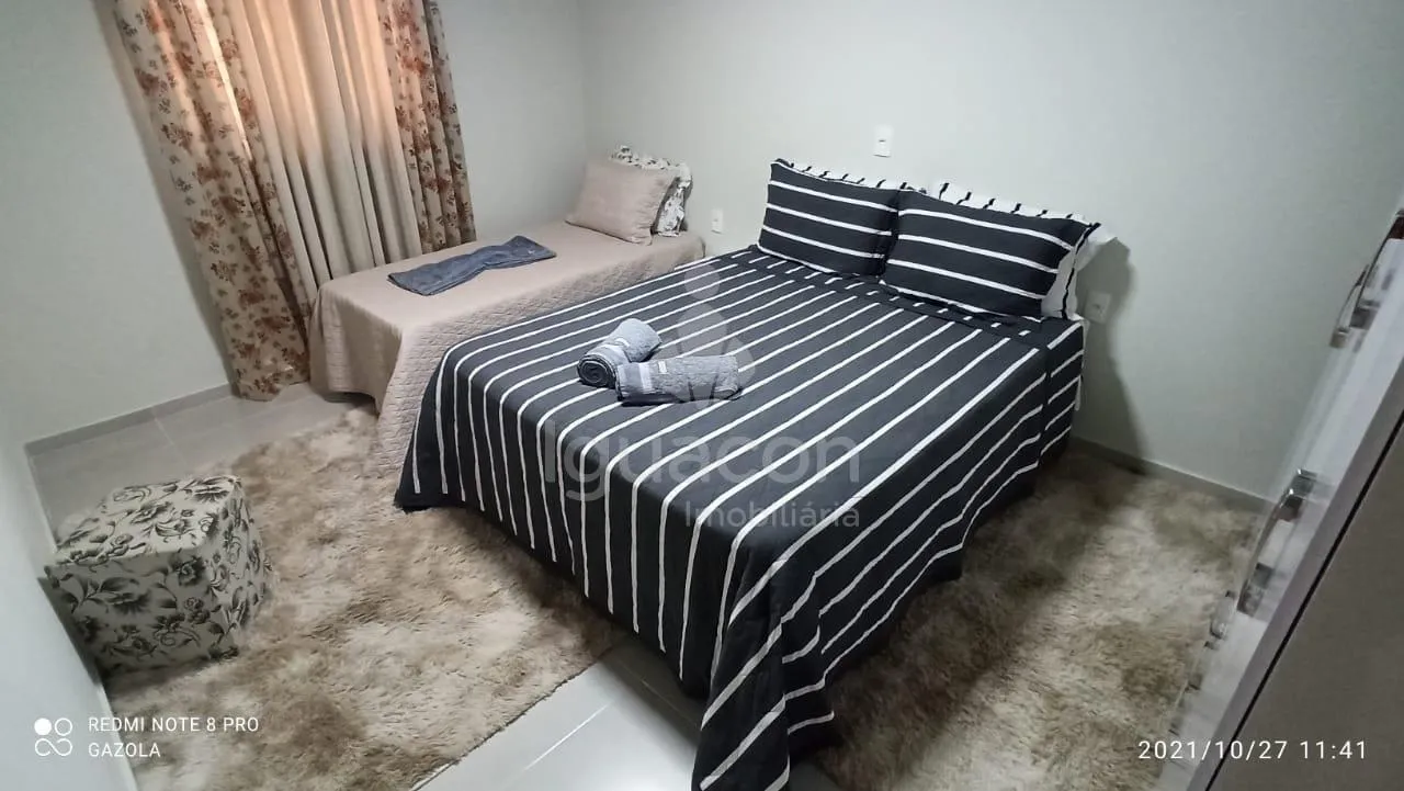 Casa com Quitinetes Mobiliadas aos fundos na Vila A