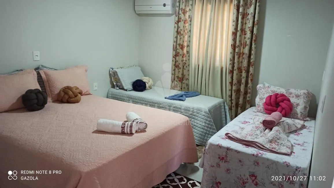 Casa com Quitinetes Mobiliadas aos fundos na Vila A