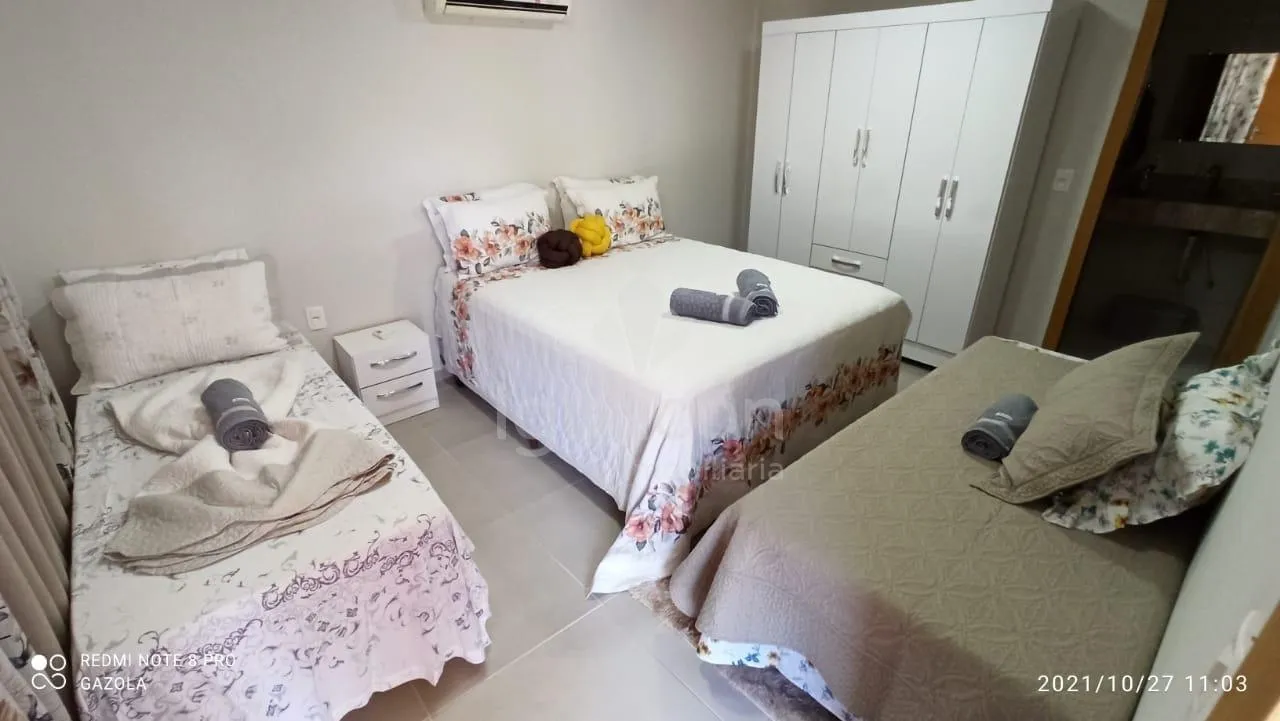 Casa com Quitinetes Mobiliadas aos fundos na Vila A