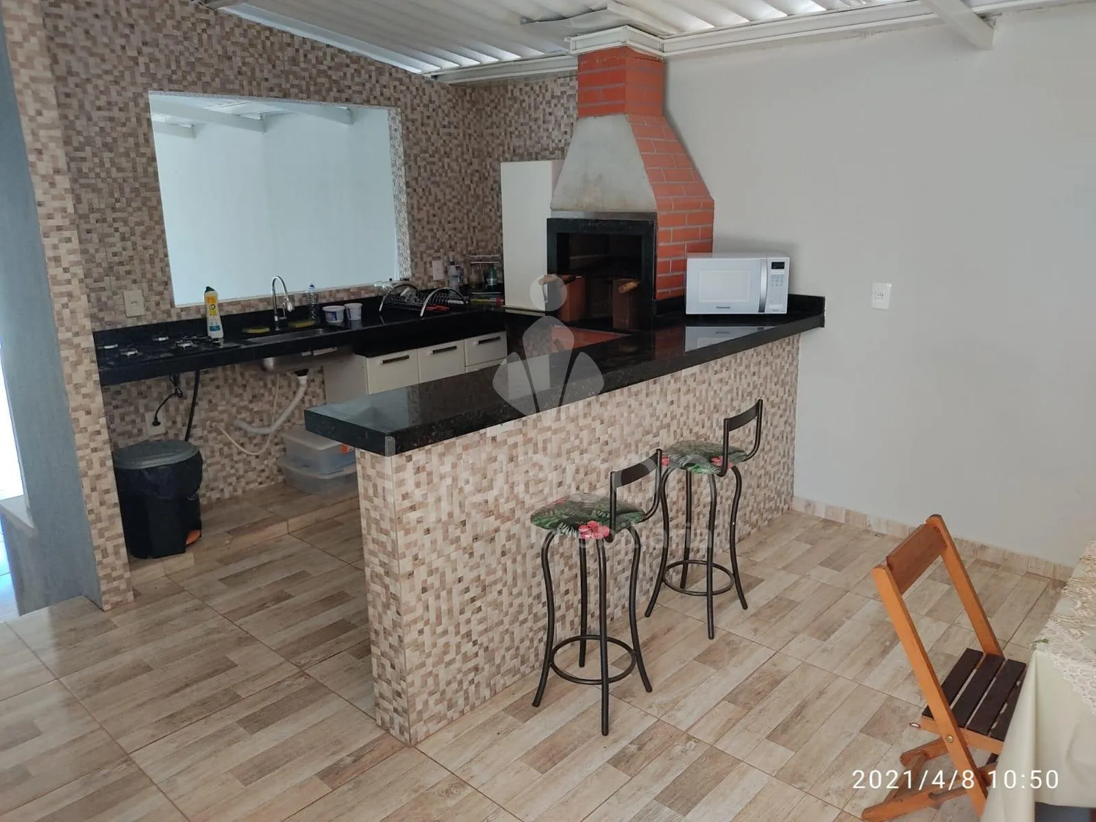 Casa com Quitinetes Mobiliadas aos fundos na Vila A